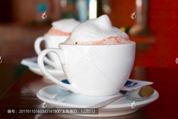 牛奶泡沫和肉桂兩卡布奇諾咖啡杯