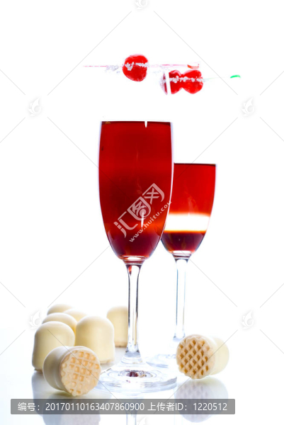 紅色分層雞尾酒和糖果