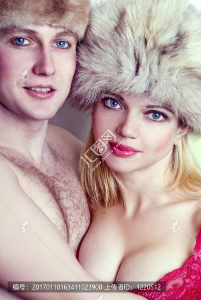 在毛皮帽子里的男人和女人