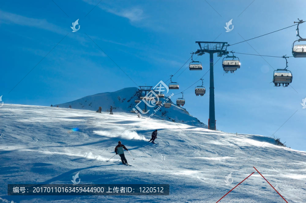 在升降椅的滑雪者