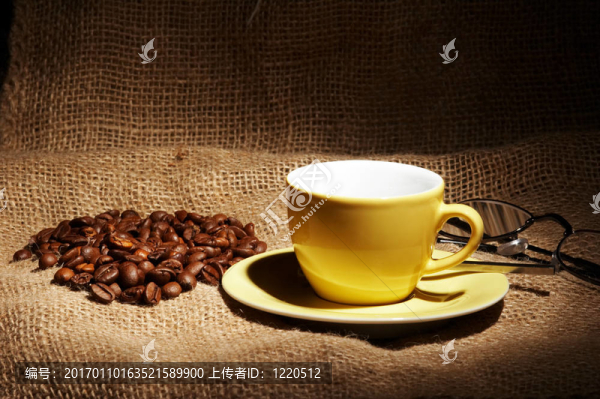 一杯咖啡在粗麻布