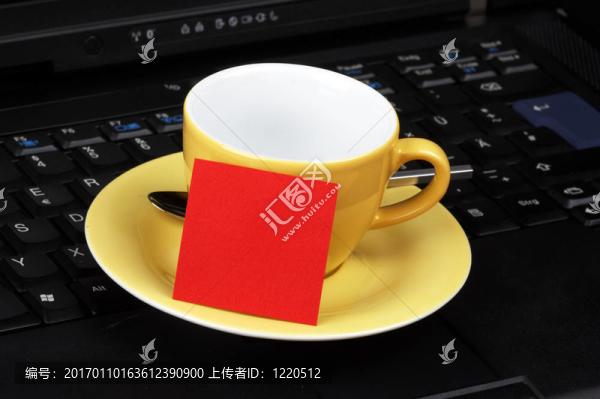 筆記本電腦上的杯子