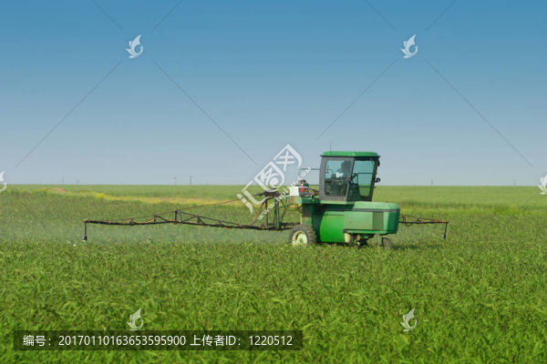 田間農(nóng)用拖拉機(jī)噴霧器