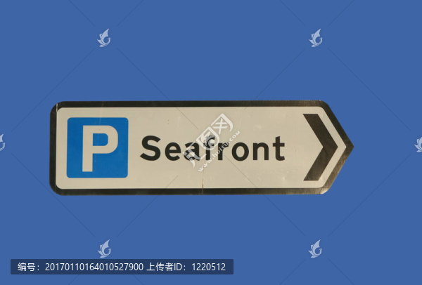 在海濱標(biāo)志停車