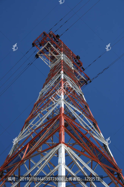 紅色和白色電力塔對(duì)藍(lán)天