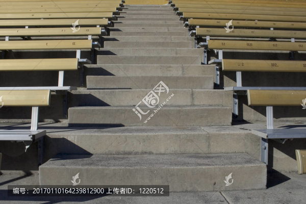 看臺(tái)上都是空的