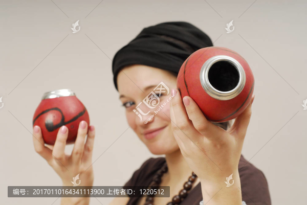 她手里拿著葫蘆的女人