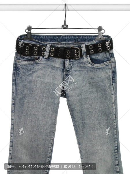 藍(lán)色牛仔褲；黑色皮帶