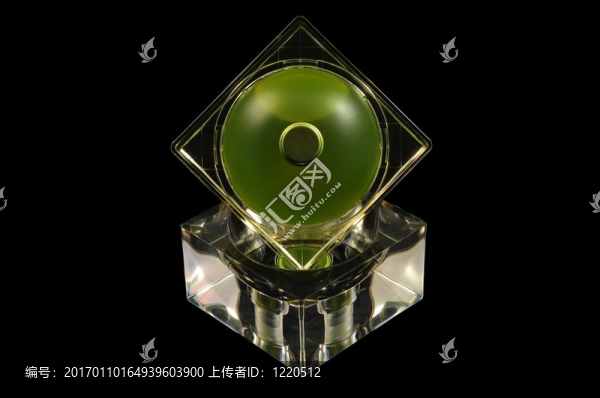 黑色背景香水瓶