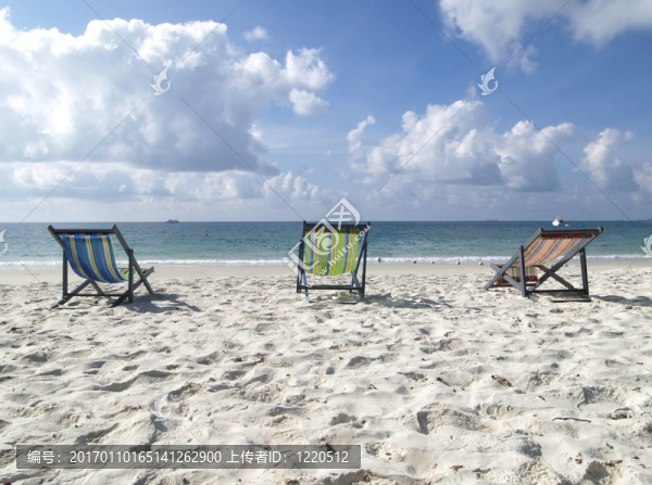 海灘上的椅子-匯圖網(wǎng) www.fosd68.com 海灘上的椅子