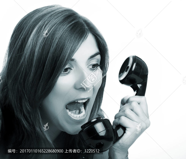 在電話里大喊大叫