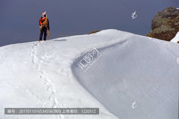高山勇闖天涯