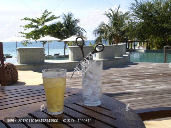 影子里的啤酒-匯圖網(wǎng) www.fosd68.com 影子里的啤酒