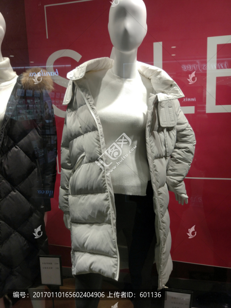 時尚羽絨服女模特兒