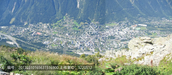 在山谷的霞慕尼市大觀；法國；阿爾卑斯山；全景