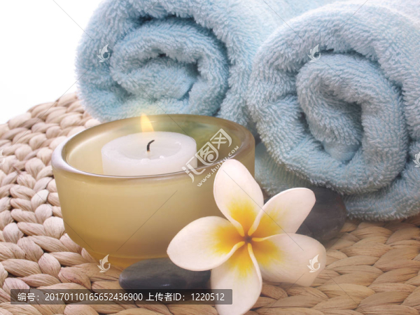 雞蛋花；蠟燭和藍(lán)色毛巾墊上
