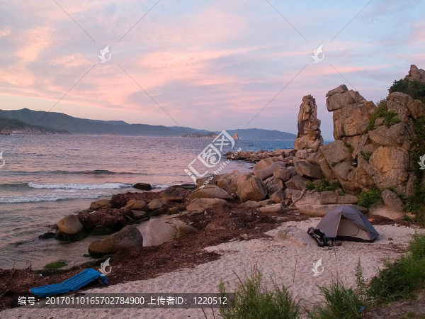 海灘靠紫色落日的帳篷