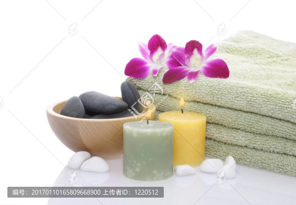 綠毛巾；蘭花；蠟燭和鵝卵石