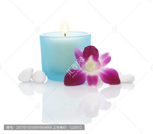 蠟燭；蘭花和一些白色的鵝卵石
