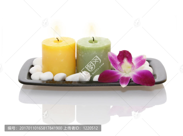 蠟燭；黑色的蘭花和鵝卵石