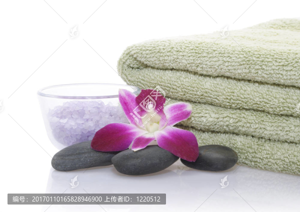 綠毛巾；蘭花；浴鹽和卵石
