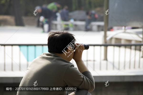 人用雙筒望遠鏡