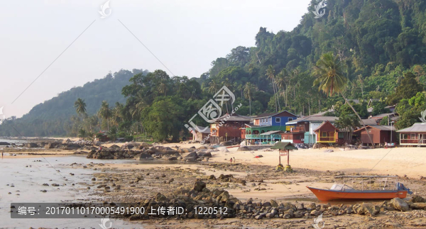 巖石的熱帶海灘和一些度假村；雕門島；馬來西亞；全景