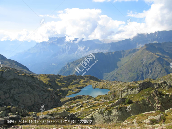 云層反射的小湖泊；Aiguillette,des,Houches；Brevent；法國；阿爾卑斯山