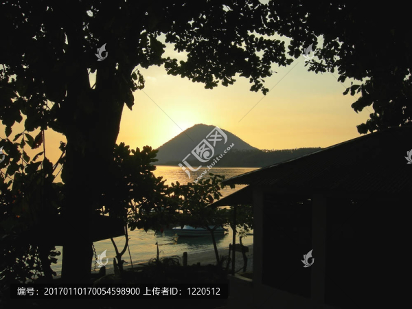 在Bunaken島的日落；美娜多；蘇拉威西；印度尼西亞