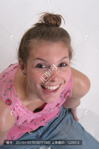 可愛的女人抬頭