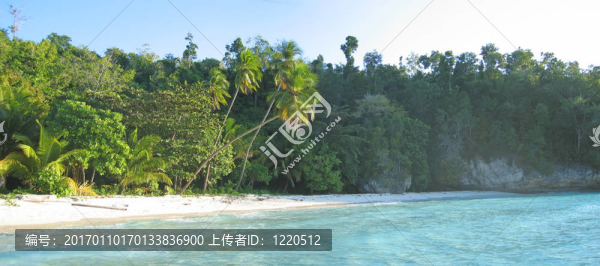 熱帶海灘，藍(lán)色的海；Togians島；蘇拉威西；印度尼西亞；全景