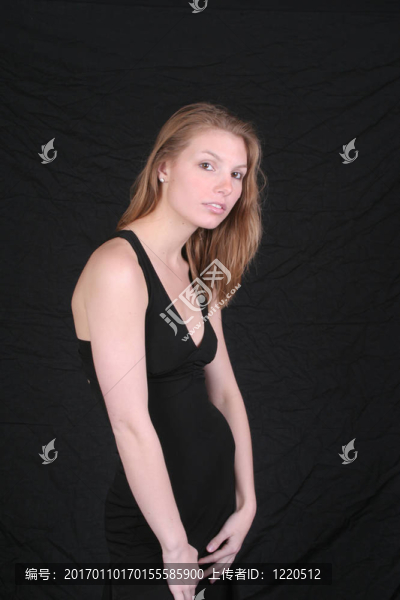 漂亮的女人與黑色