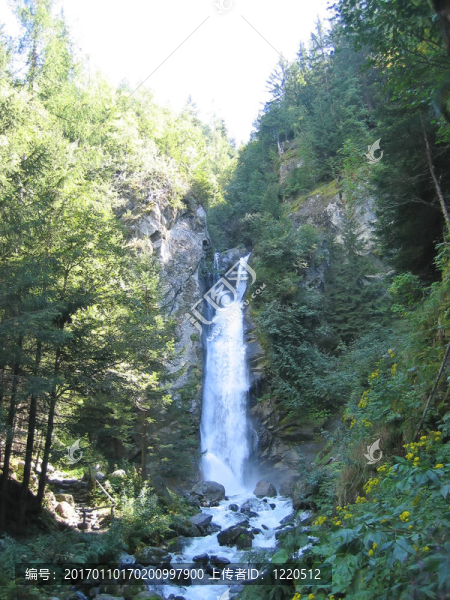 霞慕尼山的瀑布；里霧詩(shī)；法國(guó)；阿爾卑斯山