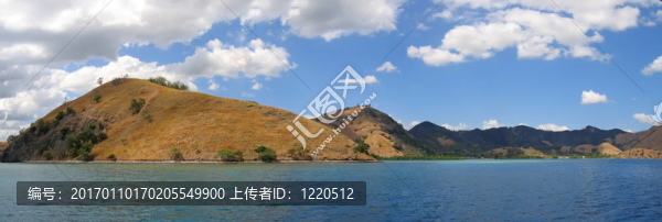 黃色的山落在海上；科摩多群島；印度尼西亞；全景