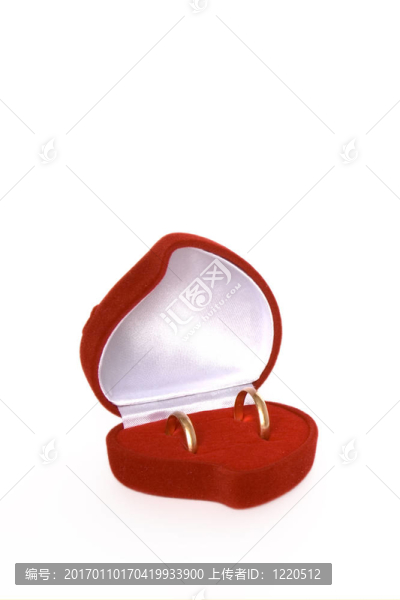 結(jié)婚戒指在紅色心形天鵝絨盒