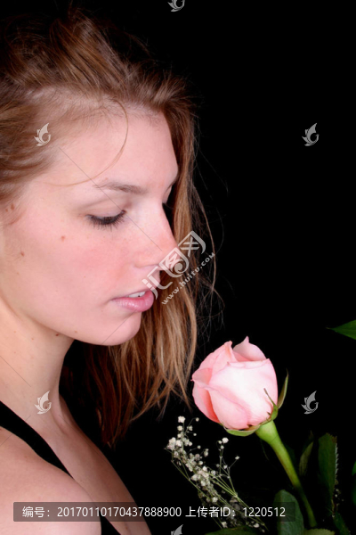 漂亮的女人和玫瑰