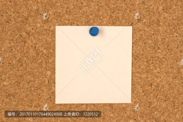 釘釘在軟木板上的白色紙條