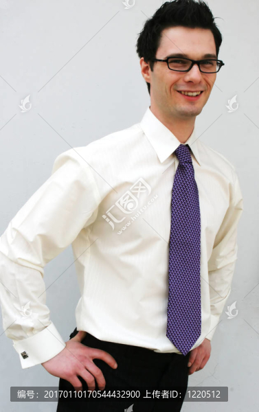 微笑的年輕商人