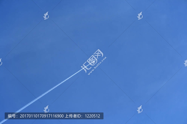 飛機(jī)在藍(lán)天上飛行