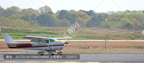 棕色和白色飛機(jī)著陸