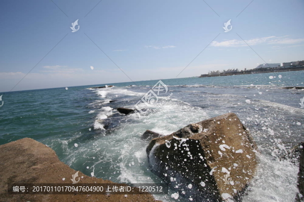多巖石的海岸