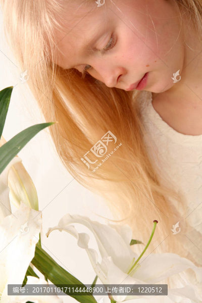 女孩和百合花