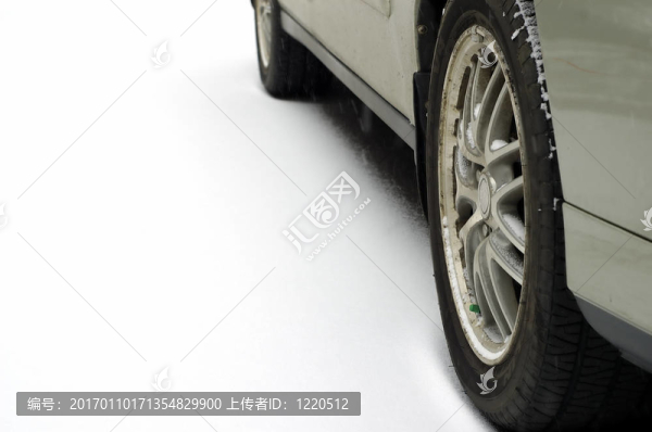 車輪在雪地