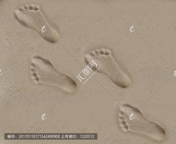 腳印在沙灘上