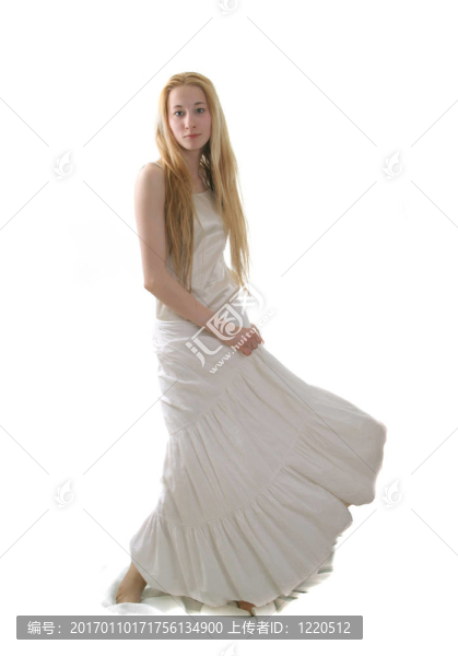 在長期與衣服的年輕女孩