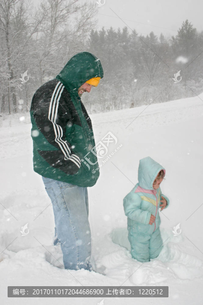 在雪地里玩