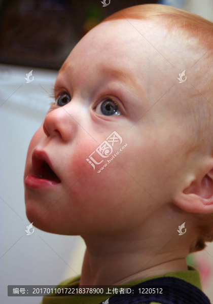 小孩抬頭