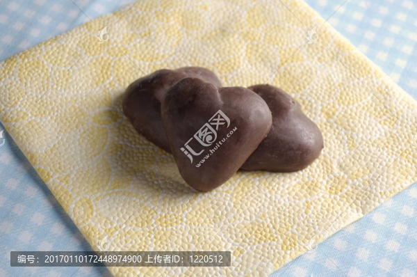 桌上三塊心形巧克力香料蛋糕