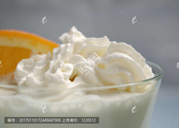鮮奶油和橘子片攪打奶油