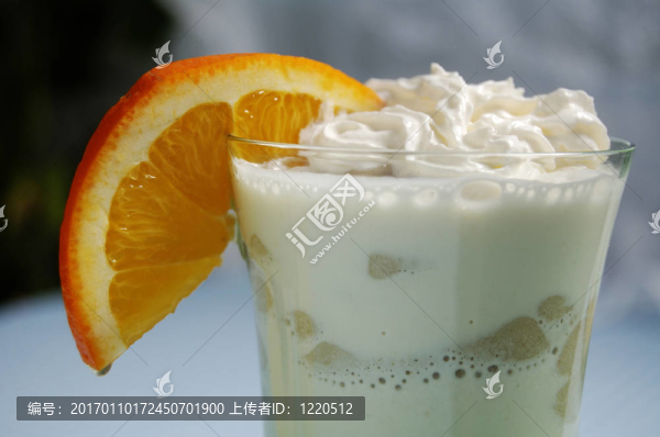 隨著橙色和奶油吐司牛奶水果雞尾酒
